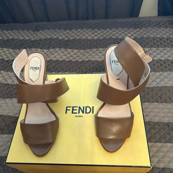 Fendi sandals size 37.5 - Picture 3 of 7